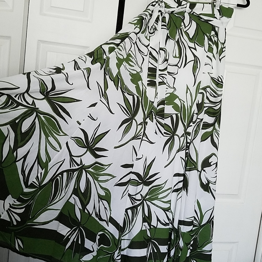 BEAUTIFUL New York and company maxi wrap skirt. NE
